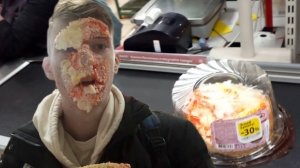 НЫРЯЮ В ТОРТ В МАГАЗИНЕ