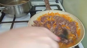 ПЕЧЕНЬ КУРИНАЯ СО СМЕТАНОЙ и макаронами.