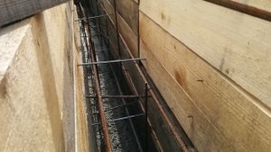 Заливка бетона миксером. Прорвало опалубку.