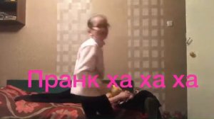 Приклеила руку к лицу пранк над подругой 🎀