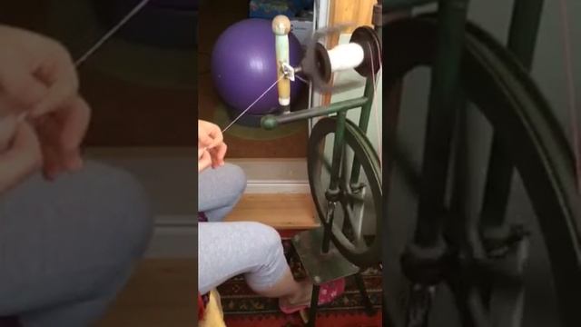 Прядение на старой прялке