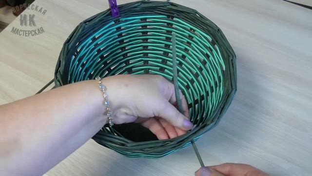 Корзинка из газетных трубочек с переплетенной ручкой/Newspaper basket with wicker handle смотреть онлайн