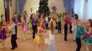 Вход в зал на новогодний праздник (средняя группа) д/с №306 Одесса