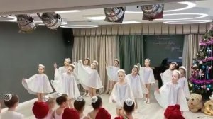 Белый снег кружится