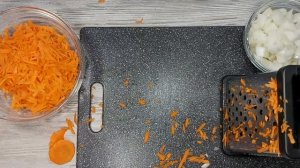 Куриные желудки,сердечки и печень тушеные с луком и морковкой