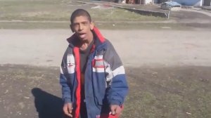 негр поет песню на английским