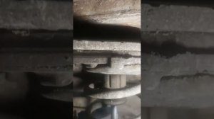 Оборванное крепление заднего амортизатора на Ниссан Альмера Классик.