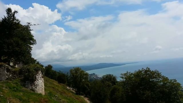 Абхазия. Озеро Рица- 2 место. Новый Афон- 3 место. Наш топ-5 достопримечательностей Абхазии. смотреть онлайн