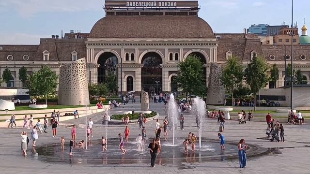 Moscow, Paveletskaya Square, park, fountain and Paveletsky railway station (03.08.2023) смотреть онлайн