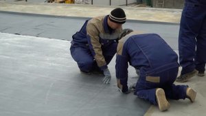 Монтаж вертикальных кровельных воронок.