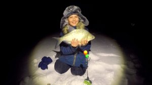 БЕШЕННЫЙ КЛЁВ! ЛЕЩИ не ЛЕЗУТ в ЛУНКУ!!! Зимняя рыбалка на Леща