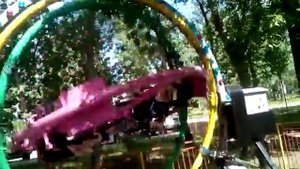 внучки катаются на карусели в Барнауле