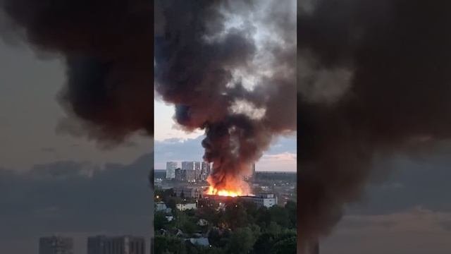 В Химках начался пожар на мебельной фабрике