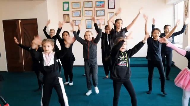 #zumbakids2021 #dance #разминка #warm-up Shakira waka waka #ТанцевальнаяшколаА-ЭЛИТА смотреть онлайн