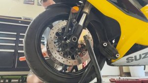 Sportbike/Suzuki GSXR600 Wheel Removal