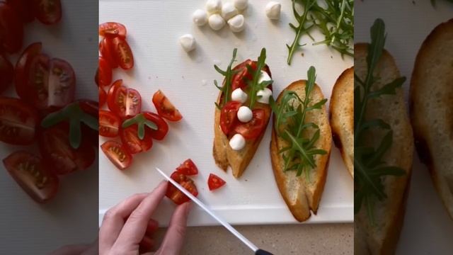 Брускетта с черри и сыром ?