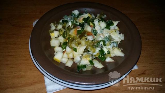 Салат с соленым огурцом, яйцом и яблоком