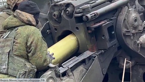 Минобороны России опубликовало кадры боевой работы крупнокалиберных пушек "Гиацинт-Б" в зоне СВО
