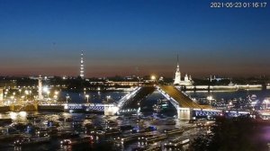 Hundreds of ships watch the Palace Bridge rising. Видео развода Дворцового моста в Санкт-Петербурге