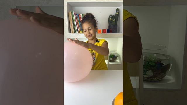 Как лопнуть шар одним касанием #эксперимент #экспериментыдлядетей