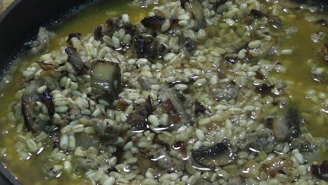 Рассыпчатая перловка с грибами и фаршем.
