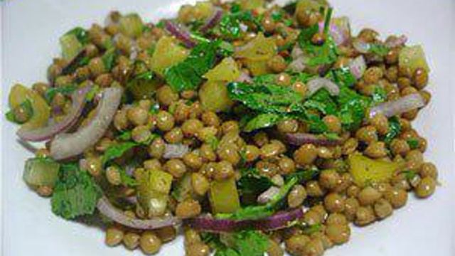 Салат из гороха с солеными огурцами
