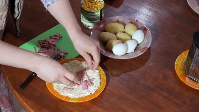 Салат с картошкой и колбасой. Сытный, не дорогой салат.