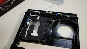 Аккуратная разборка последней модели PlayStation 4 Pro.