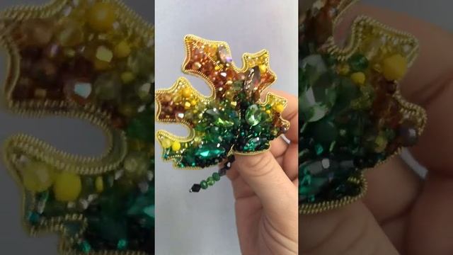 Брошь кленовый лист