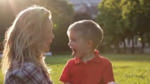 СЫН И МАТЬ ПОКАЗЫВАЮТ ЯЗЫК