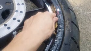 Счистка краски с диска мотоцикла