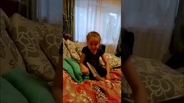 Крутая детская книжка(мама, папа, бабушка, восемь детей и грузовик) смотреть онлайн