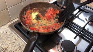 Паста с помидорами и моцареллой