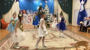 Танец минуток на Новогоднем утреннике.