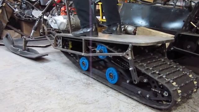 Работа задней подвески маленького снегохода смотреть онлайн