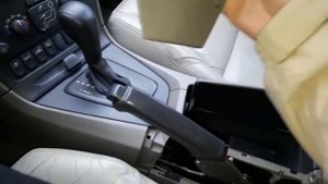 Как снять кожух с ручника. Volvo s60.  Стёртая кожа на ручнике