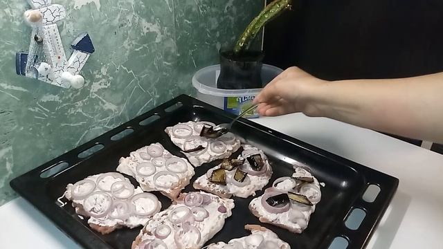 Мясо,соль-перец,майонез,лук кольцами,баклажаны,помидор кольцами.
