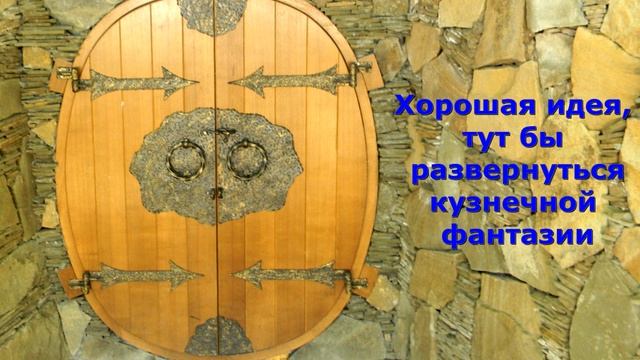 Красивая дверь на погреб деревянная с ковкой, кованые петли, дизайн оригинальный