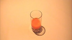 Свежевыжатый морковный сок.