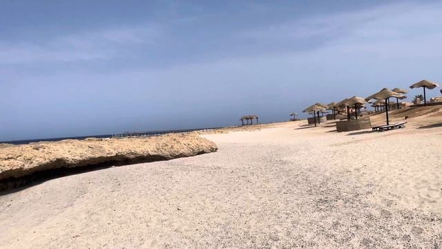 Пляж и море при отеле Редиссон Блу Эль Кусейр/RADISSON BLU RESORT EL QUSEIR 5* . Египет.