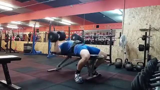 Жим лёжа гантелей по 30кг каждая смотреть онлайн