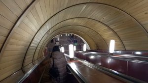 метро Полянка, вход проходка по среднему залу и посадка к центру