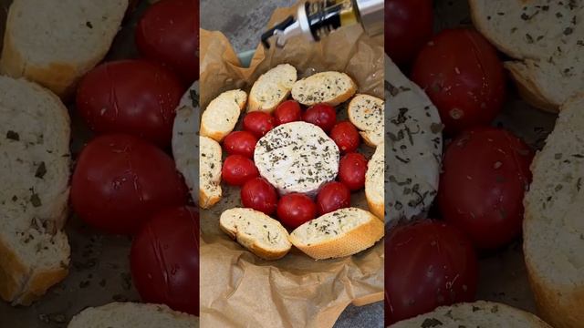 Запеченный сыр КАМАМБЕР с багетом и помидорами #song #newmusic #music #pop #food #italy #cooking 🍅