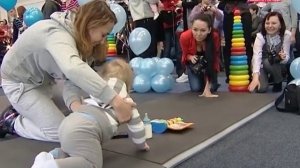 Соревнования для новорожденных! Смотри, как ползают на скорость новорожденные дети!