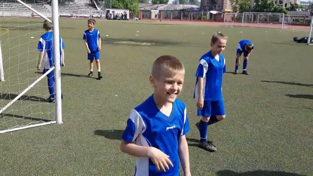 Мариуполь.  Детский футбол на стадионе 
