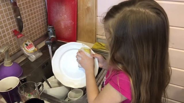 Помогаю маме мыть посуду | На даче смотреть онлайн