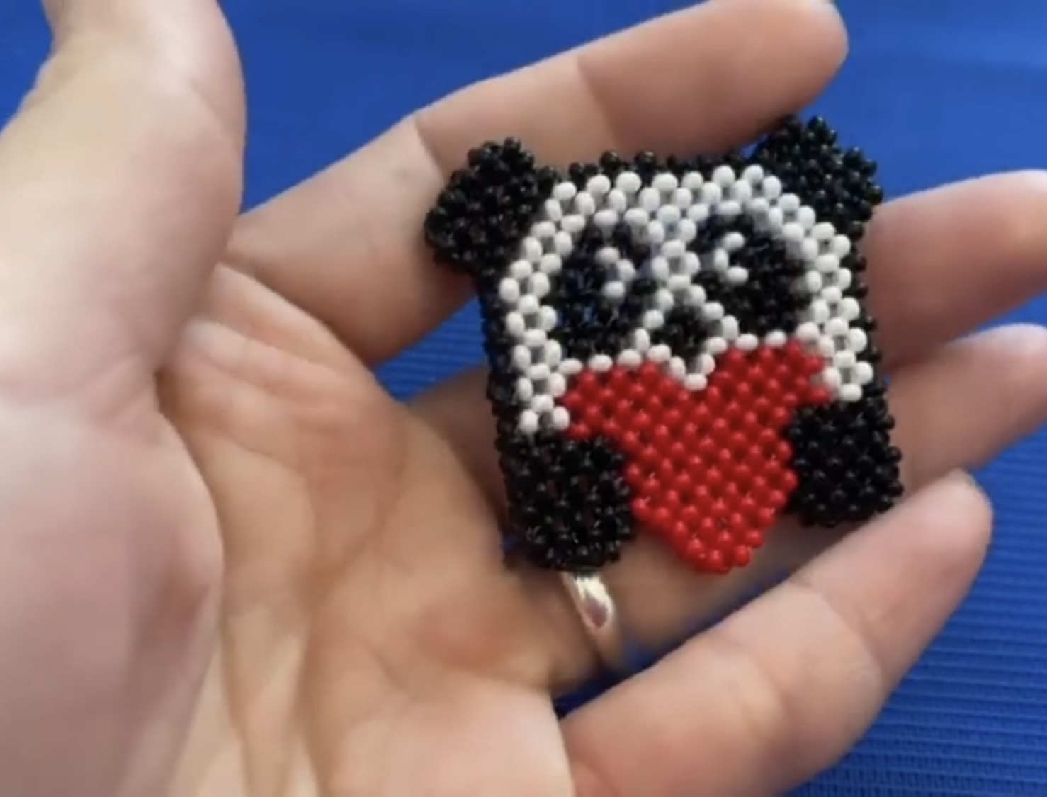 Панда с сердцем из бисера в технике крестик смотреть онлайн