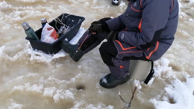 рыбалка Рыбинское вдхрн (р.Сить 18.12.2021) смотреть онлайн