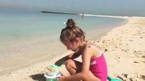 Kids playing at the beach Играем на пляже
