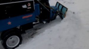 Мотороллер Муравей чистит снег 2014